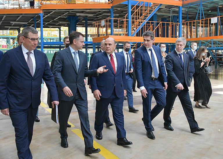 На фото: справа налево - временно исполняющий обязанности губернатора Ульяновской области Алексей Русских и генеральный директор ПАО "Ил" Сергей Ярковой, абочая поездка премьер-министра РФ Мишустина в Приволжский федеральный округ