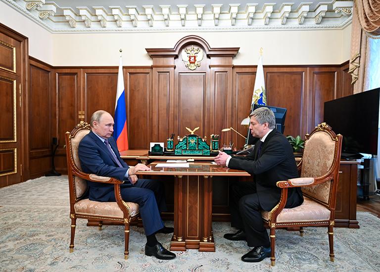 На фото: президент РФ Владимир Путин и временно исполняющий обязанности губернатора Ульяновской области Алексей Русских (слева направо) во время встречи в Кремле