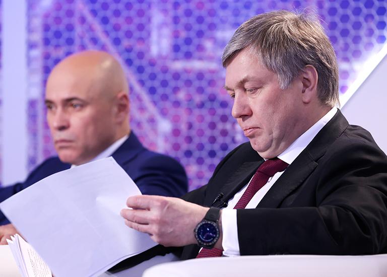 убернатор Ульяновской области Алексей Русских и глава администрации Липецкой области Игорь Артамонов (справа налево) на сессии "Уроки пандемии: домашнее задание для регионов" в рамках Гайдаровского форума-2022