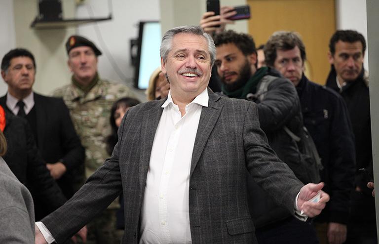 На фото: оппозиционный кандидат в президенты Аргентины Альберто Фернандес проголосовал на праймериз перед выборами главы государства, 2019