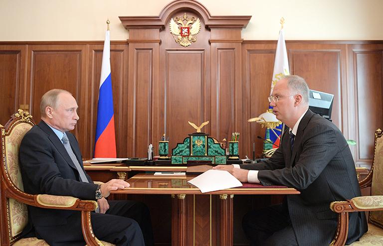 На фото: президент РФ Владимир Путин и генеральный директор Российского фонда прямых инвестиций (РФПИ) Кирилл Дмитриев (слева направо) во время встречи в Кремле, 2017 год