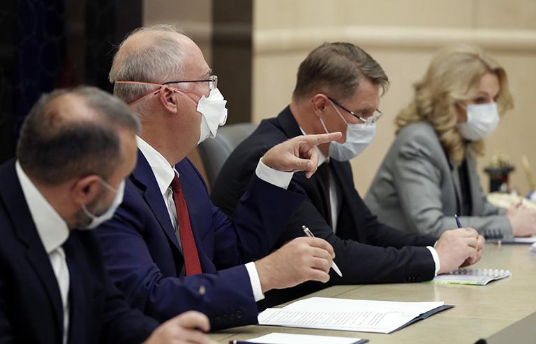 На фото: Вице-премьер РФ Татьяна Голикова, министр здравоохранения РФ Михаил Мурашко и генеральный директор Российского фонда прямых инвестиций (РФПИ) Кирилл Дмитриев (справа налево) во время встречи премьер-министра РФ Михаила Мишустина с производителями вакцин от коронавирусной инфекции COVID-19