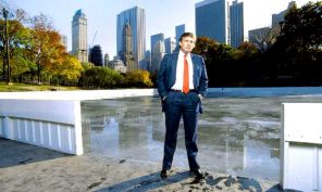 Дональд Трамп на фоне принадлежащих ему зданий на Манхеттене