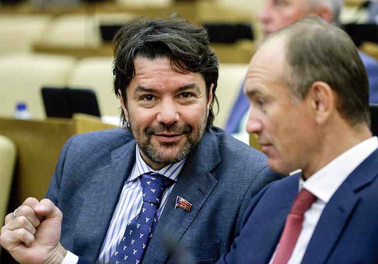 На фото: член комитета Госдумы РФ по информационной политике, информационным технологиям и связи Александр Ющенко (слева) на пленарном заседании Государственной Думы РФ, 2015 год.