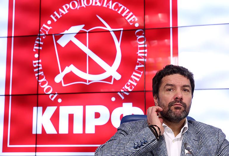 На фото: член ЦК КПРФ Александр Ющенко на пресс-конференции, посвященной итогам единого дня голосования. 18 сентября 2016 года прошли выборы депутатов Государственной думы РФ седьмого созыва, глав ряда субъектов РФ, выборы в органы государственной власти и местного самоуправления в субъектах РФ, 2016 год.