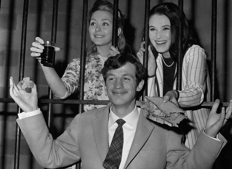 На фото: Жан-Поль Бельмондо,и актрисами по фильму "Некий мистер Ла Рока", 1962