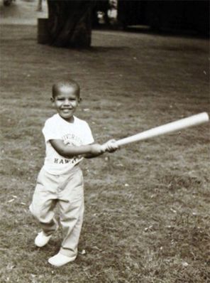Барак Обама в детсвет во время игры в бейсбол на Гавайях