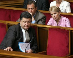 На фото: кандидаты на должность спикера Верховной Рады Петр Порошенко ("Наша Украина") (слева) и Юлия Тимошенко (БЮТ) в зале заседаний, 2006 год
