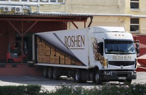 На фото: грузовик у склада кондитерской фабрики ROSHEN
