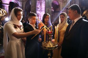На фото: президент Украины Петр Порошенко с супругой Мариной (справа) и детьми Александрой, Евгенией и Михаилом во время молитвы за Украину в Софийском соборе в Киеве