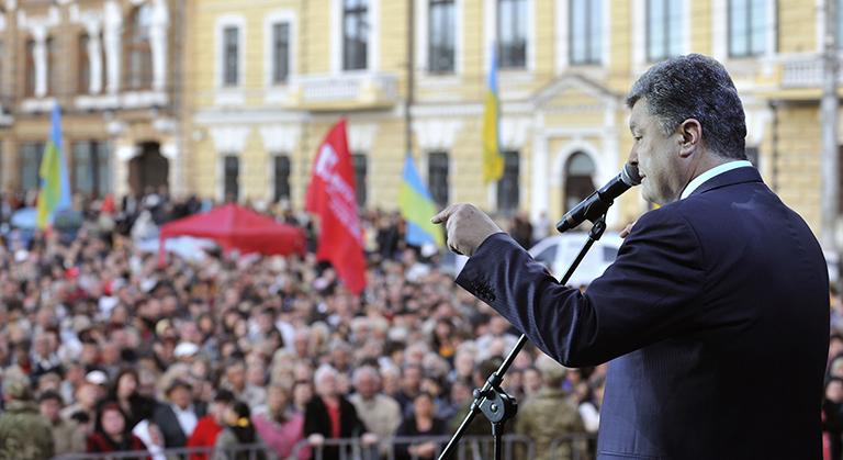 На фото: кандидат в президенты Украины Петр Порошенко во время митинга в центре города Кировограда, Украина, 2014 год