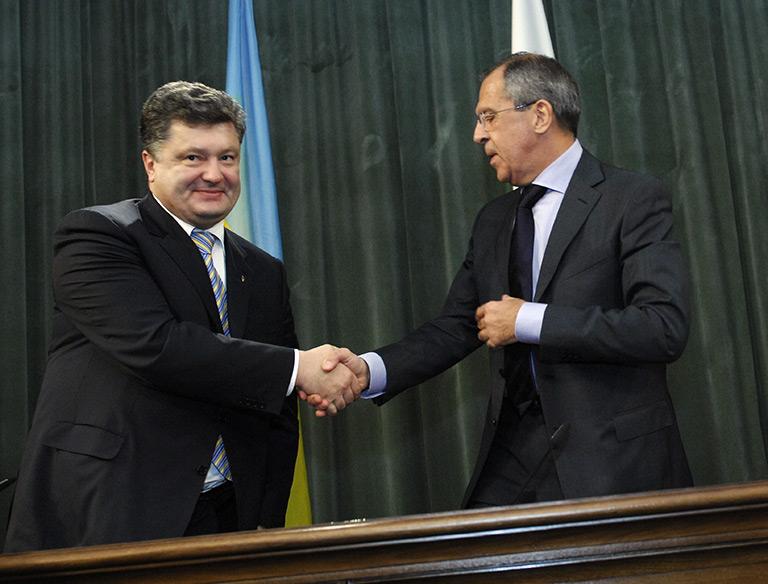 На фото: министр иностранных дел Украины Петр Порошенко и министр иностранных дел России Сергей Лавров (слева направо) во время пресс-конференции по окончании переговоров в особняке МИД на Спиридоновке, 2009 год