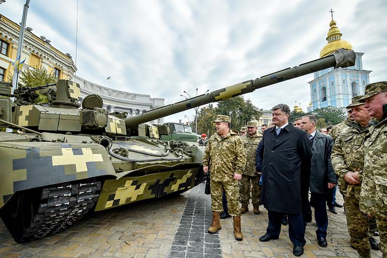 На фото: министр обороны Украины Степан Полторак и президент Украины Петр Порошенко (слева направо) во время осмотра современных образцов вооружения и техники "Сила непокоренных" по случаю Дня защитника Украины на Михайловской площади в Киеве, 2015 год