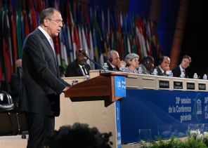 2015 г. Министр иностранных дел РФ Сергей Лавров (слева) во время выступления на общеполитической дискуссии 38-й сессии генеральной конференции ЮНЕСКО