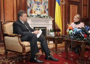 2007 г. Лидер украинской Партии регионов Виктор Янукович и лидер БЮТ Юлия Тимошенко во время встречи