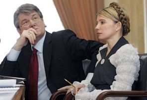 2005 г. Президент Украины Виктор Ющенко и премьер-министр Украины Юлия Тимошенко во время расширенного заседания Кабинета министров