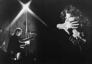 На фото: композитор Раймонд Паулс и певица Алла Пугачева во время выступления в Театре эстрады в Москве, 1981 год