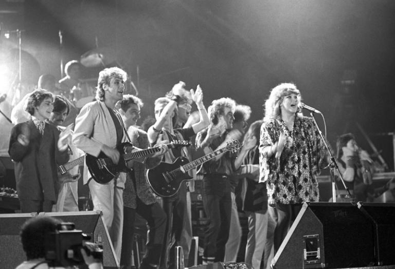 На фото: певцы Владимир Кузьмин и Алла Пугачева в спорткомплексе &laquo;Олимпийский&raquo; во время концерта, средства от которого пошли в фонд помощи пострадавшим от аварии на Чернобыльской АЭС, 1986 год.