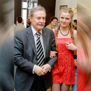 На фото: Юрий Соломин с дочерью брата Виталия племянницей Елизаветой на торжественном вечере, посвященном 20-летию театра «Модернъ», 2008 год.