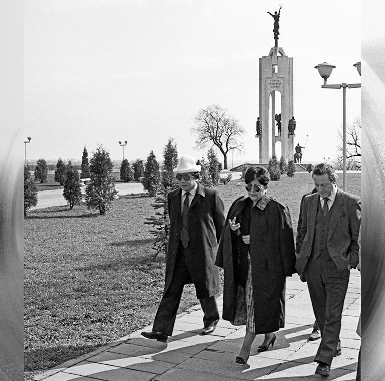 На фото: министры культуры (слева направо) - Д. Назарматов (Кыргызстан), Т. Абдушукурова (Таджикистан) и Ю. Соломин (РСФСР) у памятника 1000-летию города в Брянске на акции деятелей культуры, посвященной 5-летию трагедии, 1991 год.