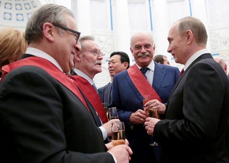 На фото: художественный руководитель театра Эстрады Геннадий Хазанов, художественный руководитель Малого театра Юрий Соломин и режиссер, председатель Союза кинематографистов РФ, президент Российского фонда культуры Никита Михалков, награжденные орденами "За заслуги перед Отечеством" первой степени, и президент России Владимир Путин (слева направо) после церемонии вручения государственных наград в Кремле, 2015 год.