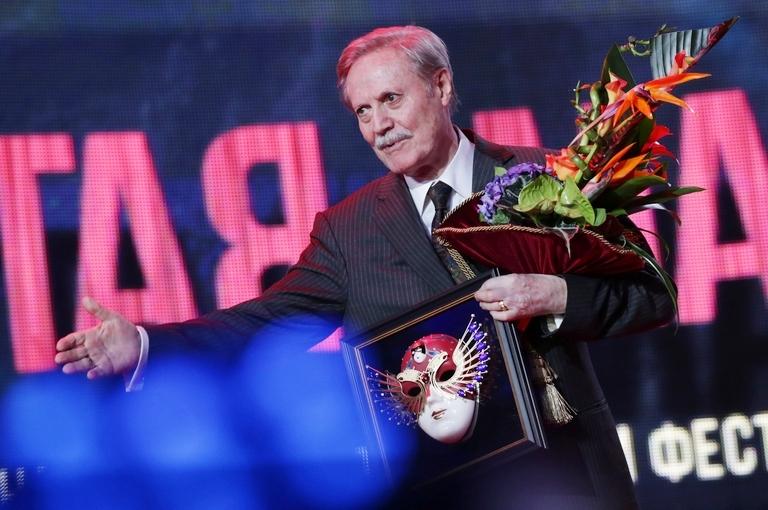 На фото: художественный руководитель Малого театра Юрий Соломин, ставший лауреатом премии Союза театральных деятелей РФ "За выдающийся вклад в развитие театрального искусства", во время церемонии награждения в Музыкальном театре имени К.С. Станиславского и В.И. Немировича-Данченко, 2016 год.