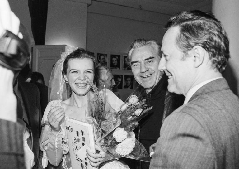 Постановка пьесы немецкого драматурга Генриха фон Клейста "Кэтхен из Хайльбронна" на сцене Малого театра. Режиссер-постановщик Клаус Вагнер, художник спектакля Томас Пекне. На фото: исполнительница главной роли Кетхен студентка театрального училища имени М.С. Щепкина И.Г. Рахвалова, министр культуры РСФСР народный артист СССР Ю.М. Соломин и директор Малого театра народный артист СССР В.И. Коршунов после премьеры в фойе театра, 1991 год.