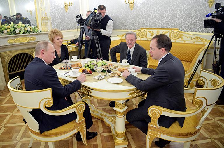 На фото: президент РФ Владимир Путин, генеральный директор Малого театра Тамара Михайлов, художественный руководитель Малого театра Юрий Соломин и министр культуры РФ Владимир Мединский (слева направо) во время чаепития после спектакля "Последняя жертва" в государственном академическом Малом театре, 2017 год.