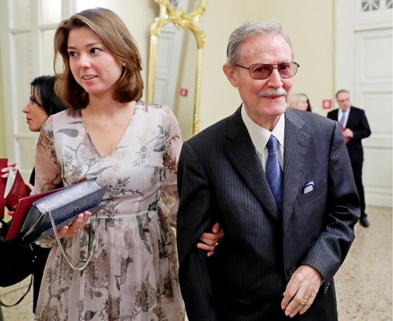 На фото: художественный руководитель Государственного академического Малого театра Юрий Соломин и его внучка Александра, 2019 год.