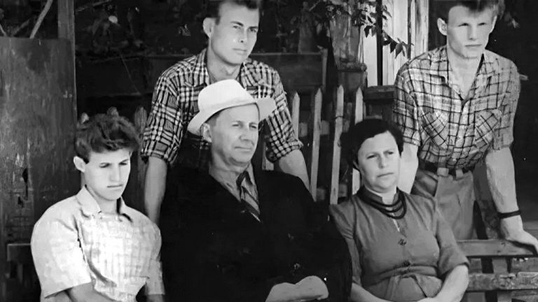 На фото: Юрий Соломин (в центре) с родителями, братом Виталием (справа) и двоюродным братом (слева).