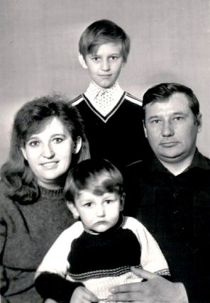 Алексей Навальный (сверху) с родителями и братом