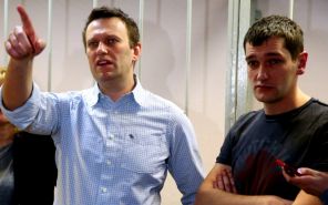 Алексей и Олег Навальные, обвиняемые в хищении у косметической компании "Ив Роше" 