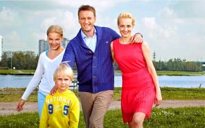 На фото: Алексей Навальный * с женой и детьми.