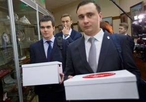 На фото: Алексей Навальный * (в центре) следует за своей командой с одобрительными документами в поддержку его кандидатуры на пост президента на центральных выборах в России, 24 декабря 2017 года.
