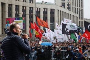 На фото: Алексей Навальный * во время митинга в поддержку фигурантов "московского дела", дела ФБК * и всех политзаключенных на проспекте Сахарова в Москве, 2019 год.