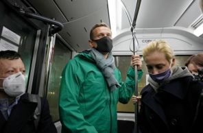 На фото: Алексей Навальный * с супругой Юлией, прилетевшие из Берлина рейсом авиакомпании "Победа", в аэропорту Шереметьево.