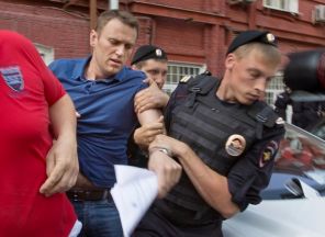 На фото: сотрудники полиции задерживают Алексея Навального * (слева) в Москве 10 июля 2013 года. 