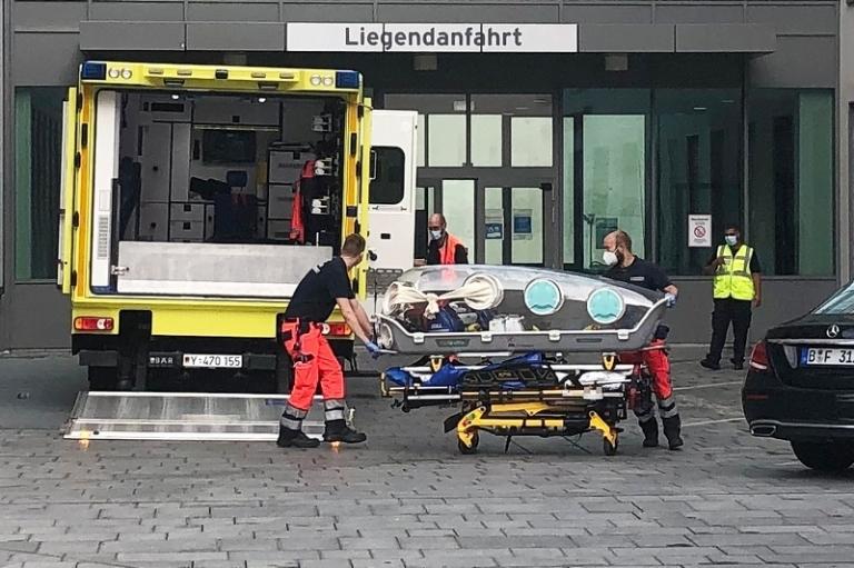 На фото: капсула у приемного покоя берлинской клиники "Шарите", в которой для прохождения лечения был доставлен Алексей Навальный *. 20 августа самолет из Томска в Москву, на борту которого находился Алексей Навальный, экстренно сел в аэропорту Омска, поскольку блогеру стало плохо. Он был госпитализирован, находился в коме и был подключен к аппарату искусственной вентиляции легких.