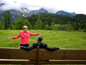 Канцлер Германии Ангела Меркель во время общения с президентом США Бараком Обамой, 2015 год.