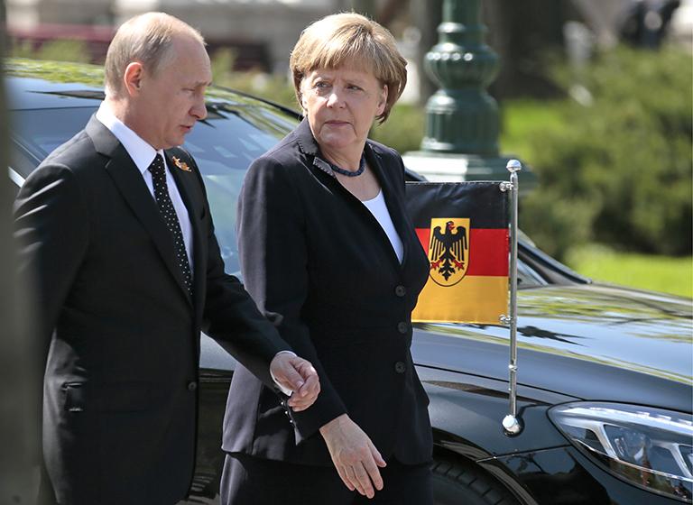 Президент России Владимир Путин и канцлер Германии Ангела Меркель на церемонии совместного возложения цветов к Могиле Неизвестного Солдата в Александровском саду, 2015 год.