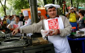 Арсен Аваков готовит для посетителей фестиваля "Печенізьке поле"