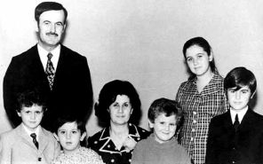 Башар Асад (в нижнем ряду крайний слева) с родителями и братьями, сестрами