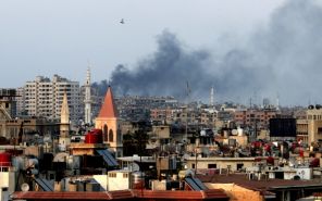  Дым от интенсивного обстрела поднимается в окрестностях Дамаска, Сирия. Август 2013г