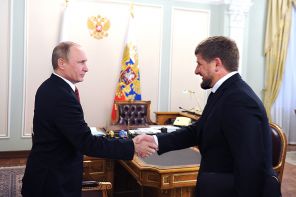 Президент России Владимир Путин и глава Чеченской республики Рамзан Кадыров (слева направо) во время встречи в резиденции Ново-Огарево, 2014 год