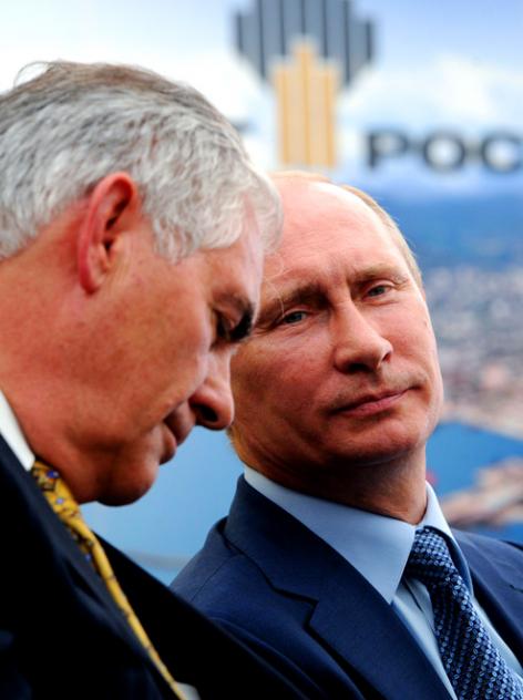 Глава нефтяной компании Exxon Mobil Рекс Тиллерсон и президент РФ Владимир Путин во время встречи на территории нефтеперерабатывающего предприятия ООО "РН-Туапсинский НПЗ" 2012г