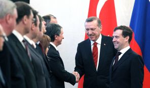 Президент России Дмитрий Медведев и премьер-министр Турции Реджеп Тайип Эрдоган (справа налево) во время представления делегаций перед началом российско-турецких переговоров в Кремле, 2011 год