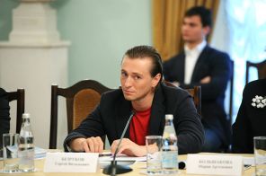 Сергей Безруков во время заседания Общественного совета МО РФ, 2014 год