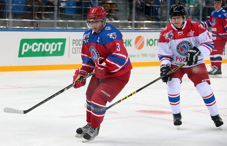 На фото: министр обороны РФ Сергей Шойгу и председатель совета директоров КХЛ, президент СКА Геннадий Тимченко (слева направо) во время хоккейного матча, 2015