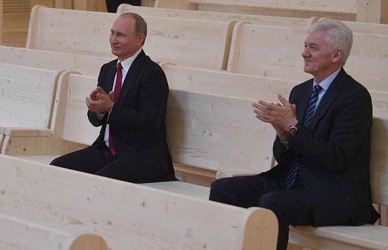 На фото: президент РФ Владимир Путин и основатель, акционер инвестиционной группы Volga Group Геннадий Тимченко (слева направо) во время посещения нового концертного зала Мариинского театра в Репино, 2017