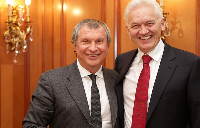 На фото: президент ОАО "НК "Роснефть" Игорь Сечин во время встречи с руководителем компании Gunvor Геннадием Тимченко (слева направо) в главном офисе ОАО "НК "Роснефть", 2012